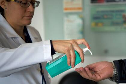 Autoridades sanitarias reparten alcohol en gel en Ecuador