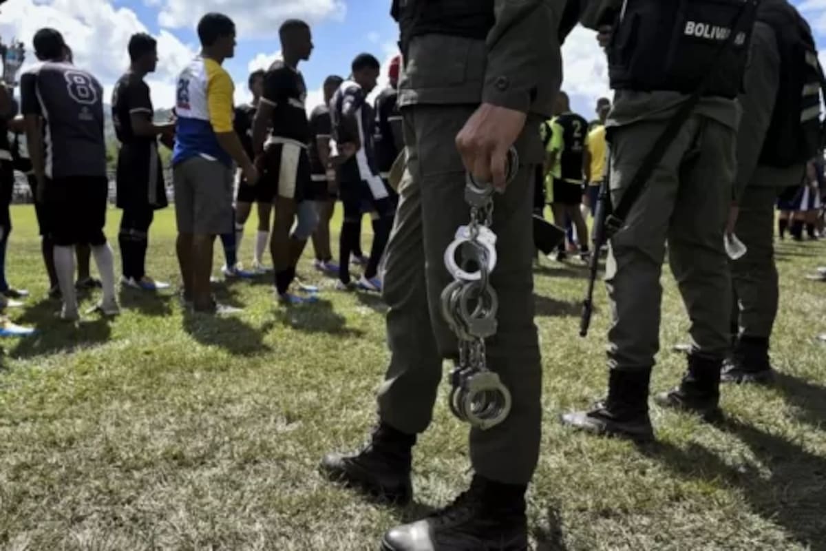 Autoridades venezolanas vigilando a presos de la cárcel de Tocorón, la "sede" del Tren de Aragua