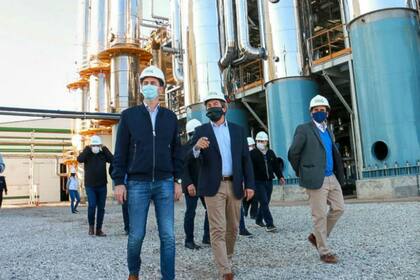 Autoridades y directivo en la recorrida por la planta