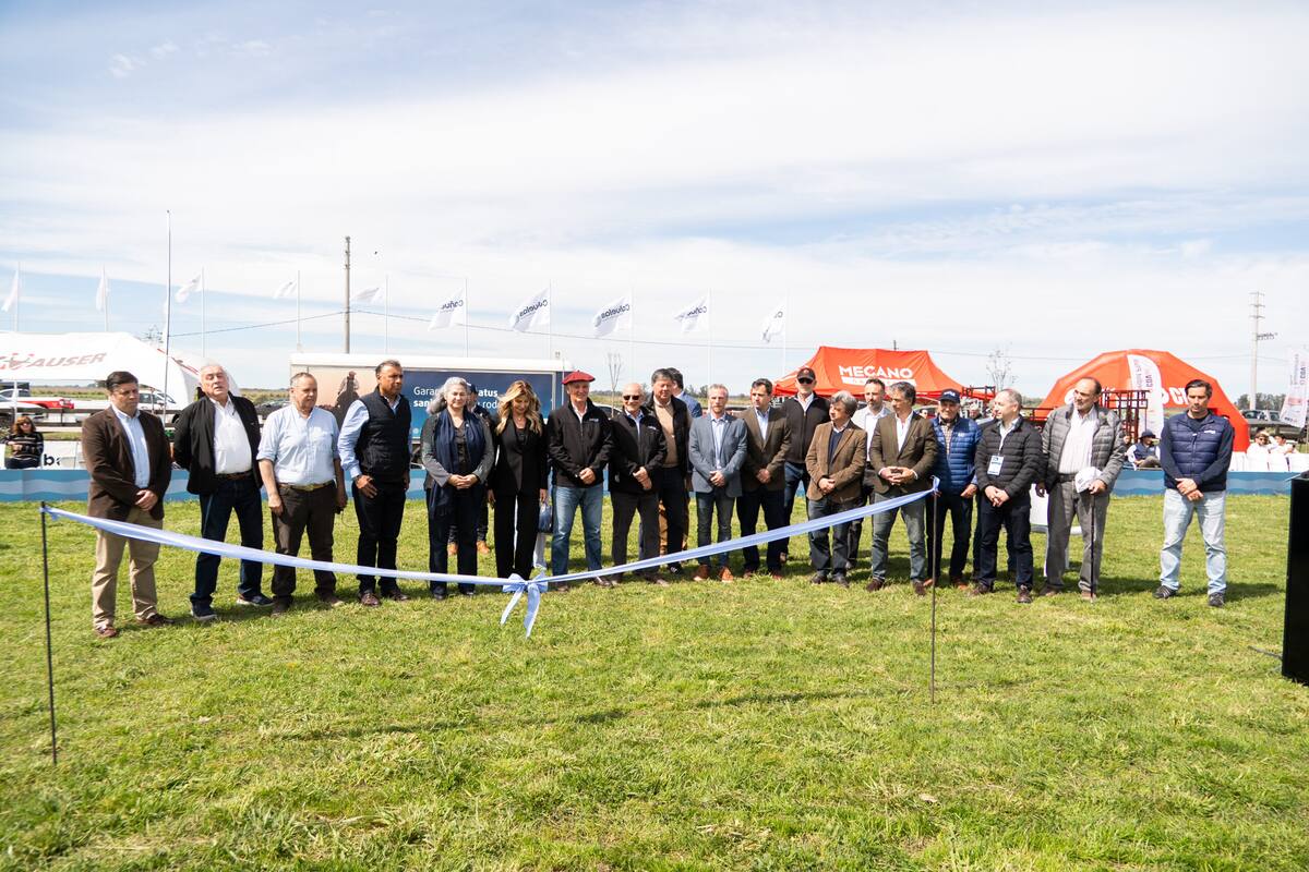 Autoridades y dirigentes en el momento del acto por la Semana Angus de Primavera