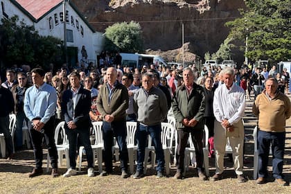 Autoridades y dirigentes en la 102º Exposición y Feria Ganadera y el 113º aniversario de la Sociedad Rural de Puerto Deseado, Santa Cruz