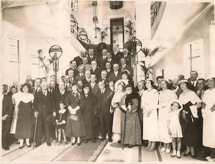 Autoridades y miembros de la comunidad en el hall del Hospital Español