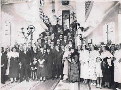 Autoridades y miembros de la comunidad en un evento en el Hospital Español.