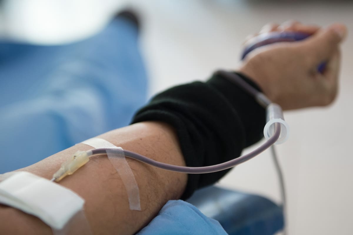 Autorizan a un joven a donar sangre después de haber sido rechazado por ser gay
