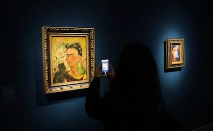 Autorretrato con chango y loro (1942) y Diego y yo (1948) son las única pinturas de Kahlo en la muestra "Viva Frida" en el Malba: joyas de la colección