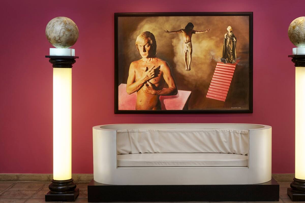 Autorretrato de Federico Klemm con columnas y sillón diseñados por él