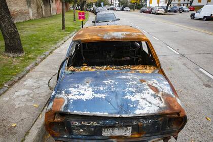 Autos abandonados en la zona, juntan basura y agua