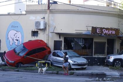 Autos apilados por toda la ciudad