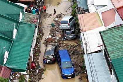 Autos apilados tras las inundaciones causadas por el tifón Kalmaegi en la ciudad de Cebú, en el centro de Filipinas