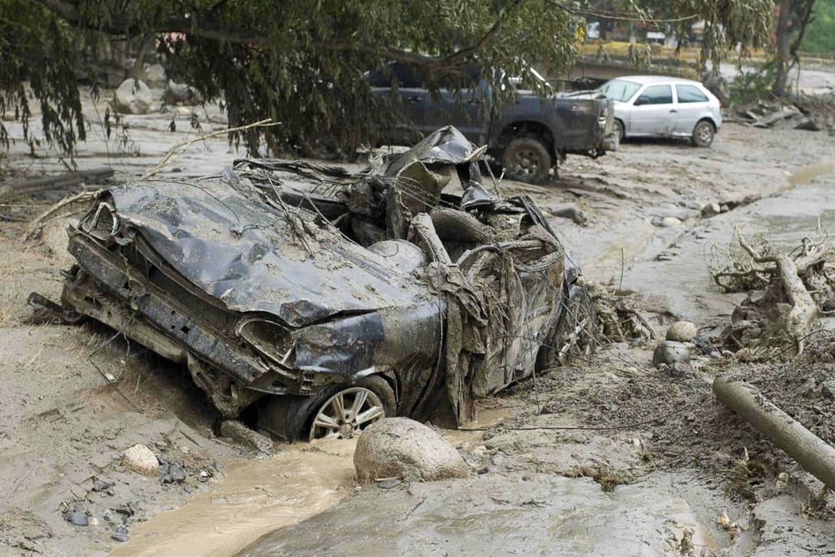 Autos aplastados, casas sepultadas y numerosas víctimas fue lo que provocó el alud en El Rodeo, el 23 de mayo de 2014