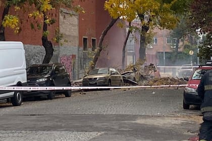 Autos aplastados por la caída de parte de una pared del predio, sobre la calle Quinquela Martín, casi Jovellanos