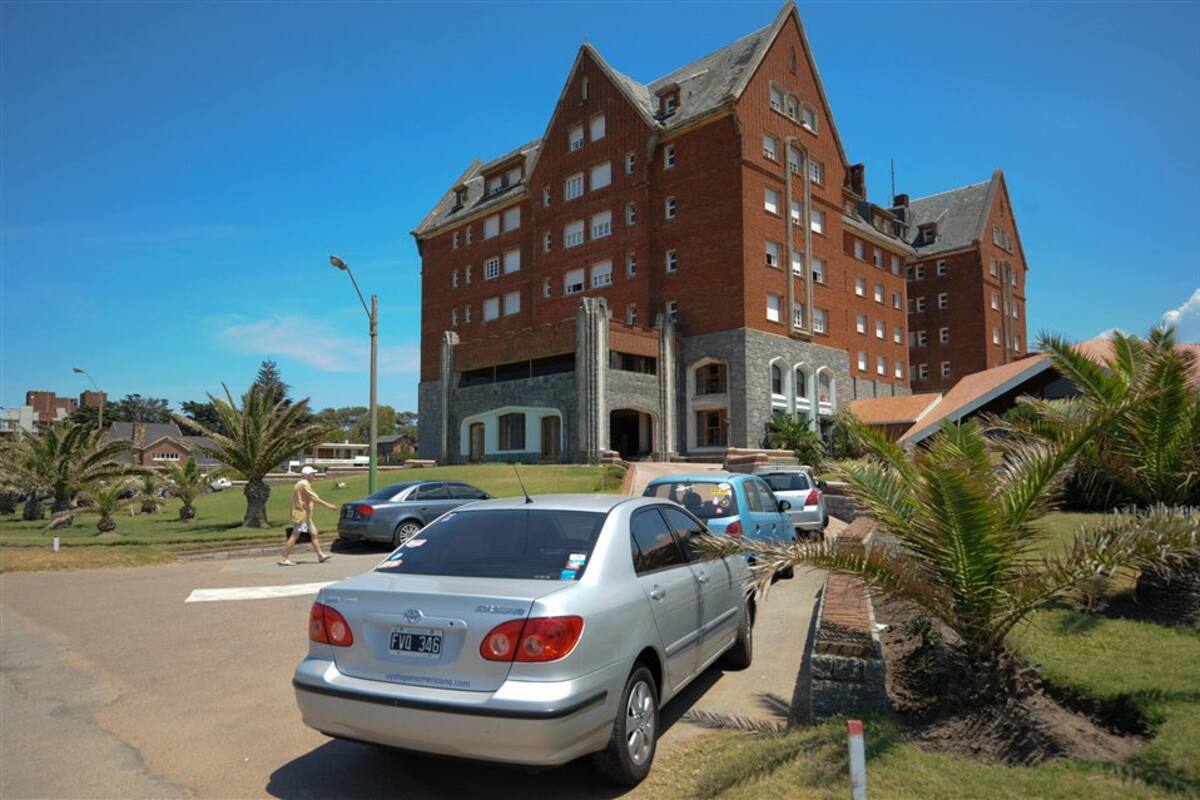 Autos argentinos en la zona de San Rafael, Punta del Este: una postal típica de cada verano