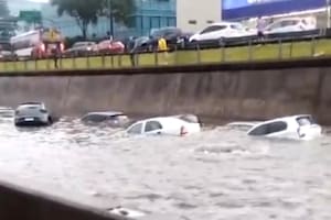 Autos bajo el agua en Panamericana y Márquez poco después del comienzo del temporal en la ciudad y el conurbano