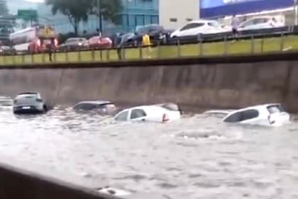 Autos bajo el agua en Panamericana y Márquez poco después del comienzo del temporal en la ciudad y el conurbano