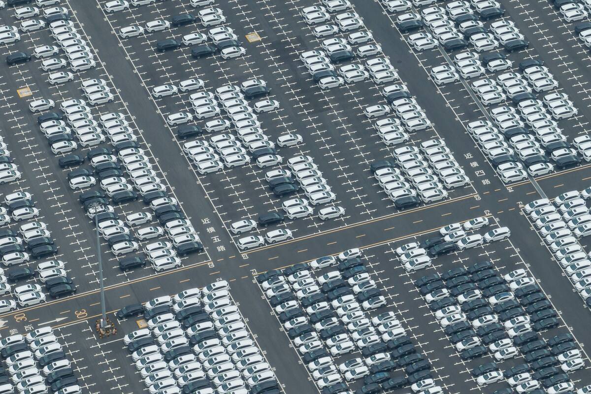 Autos chinos en la zona de exprtación de Guangzhou, China