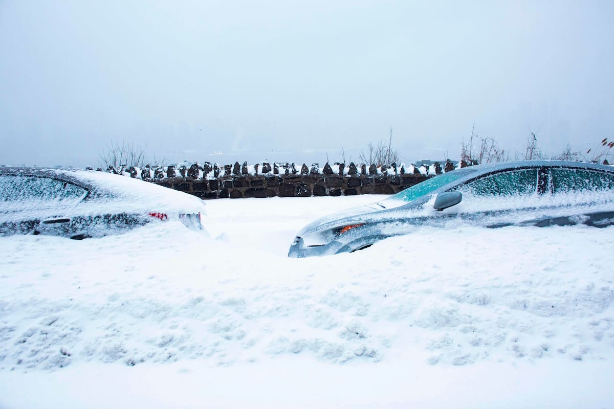 Autos cubiertos de nieve en Nueva Jersey