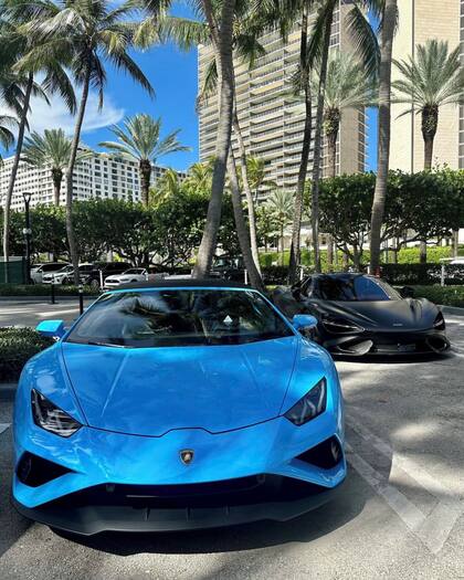 Autos de alta gama en el parking de Bal Harbour.