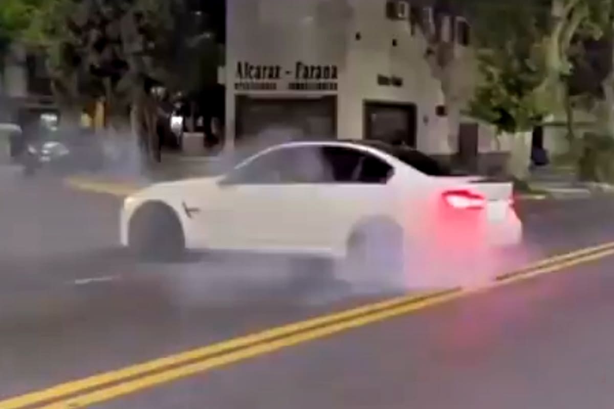 Autos de alta gama que hacen picadas en el barrio de Mataderos