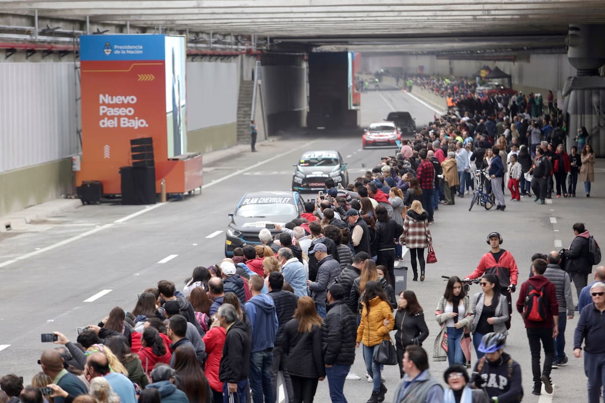 Autos de carrera y de colección recorrieron ayer la trinchera