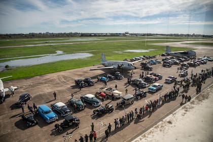 Autos de colección, pero también motos y aviones antiguos, dispuestas para exhibición en la pista de la Base Aérea de Morón