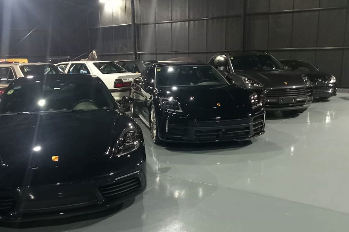 Autos de lujo y de colección que estaban en la quinta de Villa Rosa investigada por la Justicia