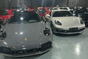 Autos de lujo y de colección que estaban en la quinta de Villa Rosa investigada por la Justicia