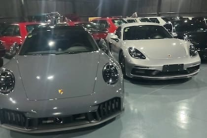 Autos de lujo y de colección que estaban en la quinta de Villa Rosa investigada por la Justicia