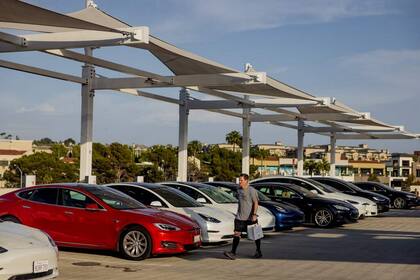 Autos de Tesla en una estación de carga en San Diego el año pasado.  Tesla vendió en 2021 casi el doble de vehículos que en 2020