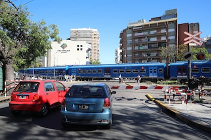 Autos demorados en el cruce de la calle Cuenca con el ferrocarril San Martín