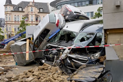 Autos destrozados en Renania-Palatinado luego de las inundaciones