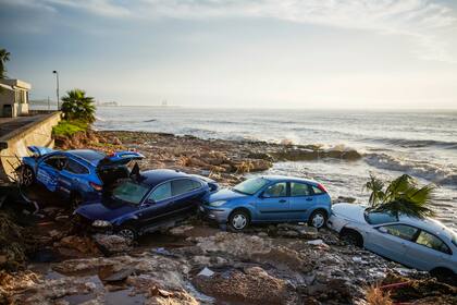 Autos destrozados tras ser arrastrados por la corriente, varados en la costa de la localidad de Alcanar, Cataluña, en el noreste de España, el 2 de septiembre de 2021. (AP Foto/Joan Mateu Parra)