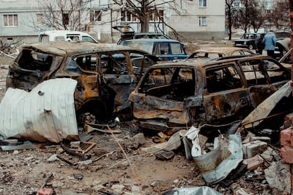 Autos destruidos por los bombardeos en Chernihiv