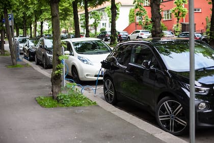 Autos eléctricos recargando sus baterías en las calles de Oslo