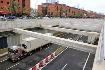 El Paseo del Bajo, diseñado para el tránsito exclusivo de camiones y colectivo, se abrirá para vehículos de menor porte
