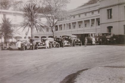 Autos estacionados frente al hotel. El movimiento de turistas era constante.