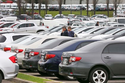 En febrero, la venta de autos cayó un 42,8% en su comparación interanual y bajó 33,7% en relación con los índices de enero