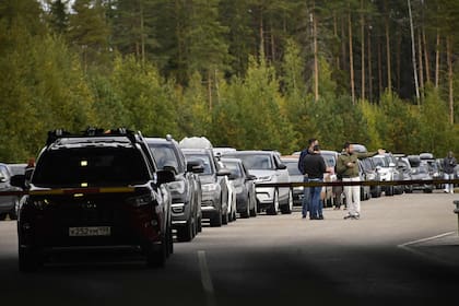 Autos procedentes de Rusia esperan en largas colas en el puesto de control fronterizo entre Rusia y Finlandia, cerca de Vaalimaa, el 22 de septiembre de 2022.
