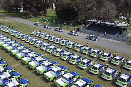 Autos y camionetas para la policía bonaerense, en la escuela Juan Vucetich