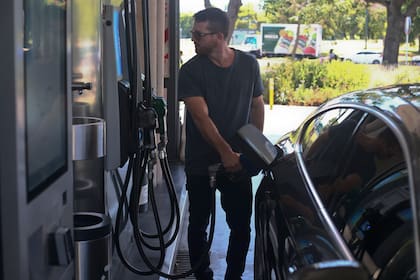 Autoservicio surtidor de nafta en la Ypf de Av. Juramento y Av. Alcorta.