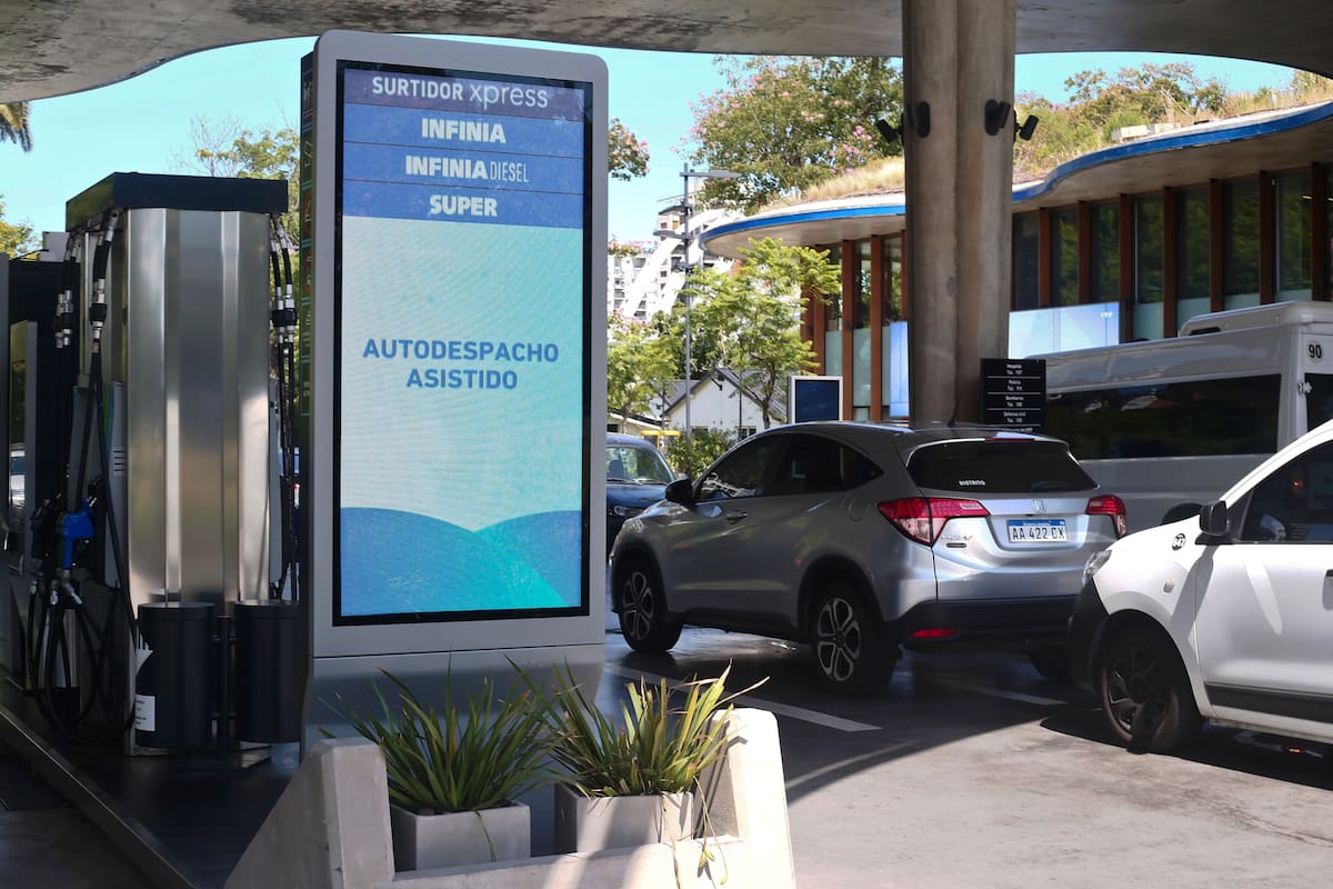 Autoservicio surtidor de nafta en la Ypf de Av. Juramento y Av. Alcorta.