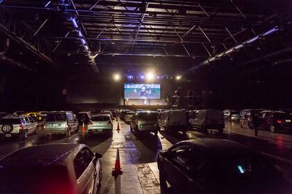 Algunos predios cerrados adaptaron sus instalaciones para ofrecer funciones de autocine