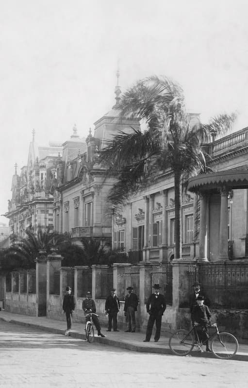 Av. Alvear y Montevideo. La casa de Marcelino Ugarte (anterior a la actual Nunciatura), la de Teodoro de Bary y la de Alexander Hume. Al fondo, la torre con mirador de Lauro Castro