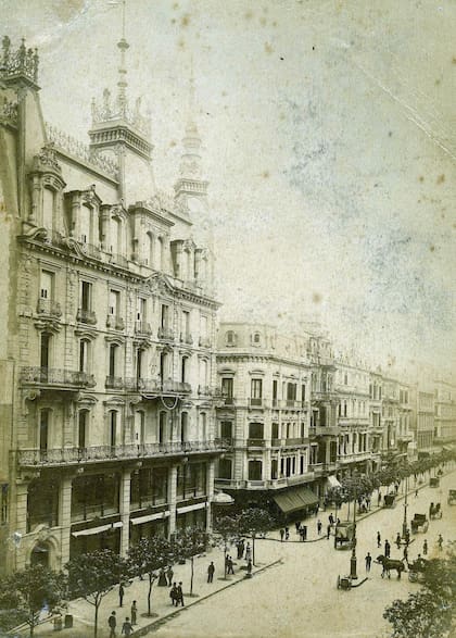 Av de Mayo y Perú, lado Sur. En primer plano, la tienda A la Ciudad de Londres. Al lado, el edificio que tenía en planta baja a la confitería Ciudad de París.