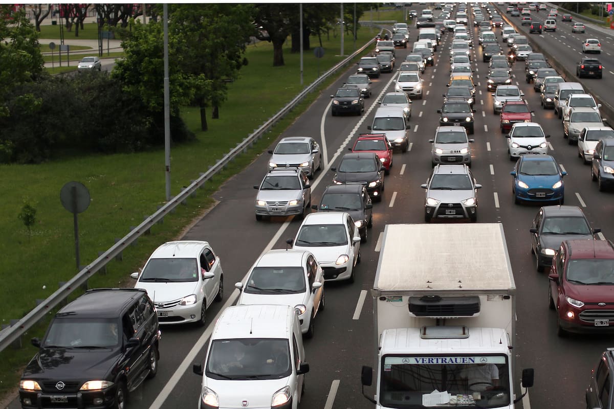 Av Gral Paz. Transito por banquina. Buenos Aires, 24 de octubre de 2016. FOTO DANIEL JAYO/LA NACION