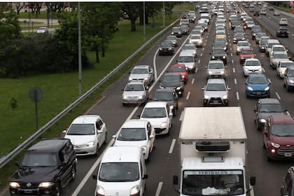 Av Gral Paz. Transito por banquina. Buenos Aires, 24 de octubre de 2016. FOTO DANIEL JAYO/LA NACION
