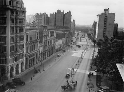 Av. Leandro N. Alem entre Lavalle y Tucumán. Enfrente, la Plaza Roma. ca. 1950.