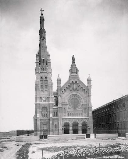 Av. Vélez Sarsfield 1351, Basílica Sagrado Corazón de Jesús