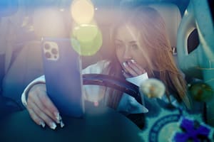 Ava Majury, de 15 años, graba un video en TikTok en la camioneta fuera de la casa de su familia en Naples, Florida. (Scott McIntyre/The New York Times)