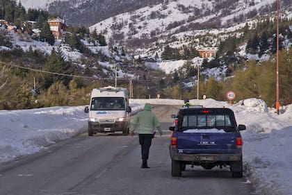 Una ambulancia traslada un herido