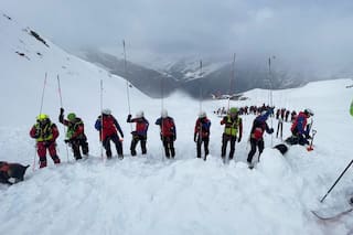 Avalancha mata a dos esquiadores y atrapa a 25 en zona alpina italiana